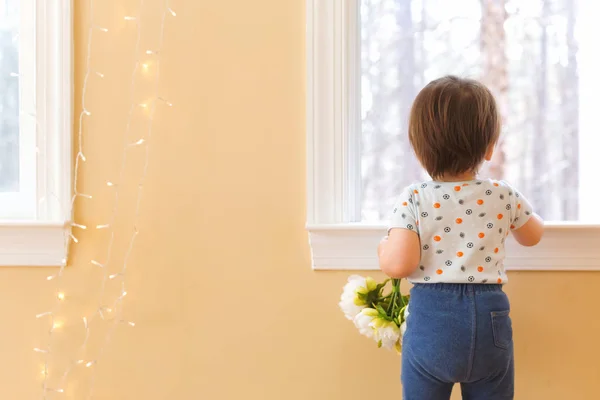 Toddler pojke innehav blommor — Stockfoto