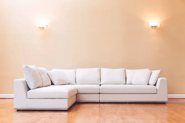 Biała kanapa w duży luksusowy dom — Zdjęcie stockowe