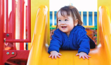 Parkta oynarken yürümeye başlayan çocuk