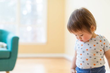 Parlak evinde yürümeye başlayan çocuk