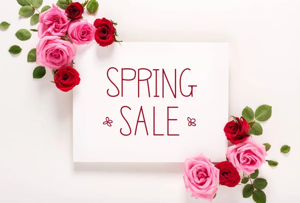 Primavera Mensaje de venta con rosas y hojas —  Fotos de Stock