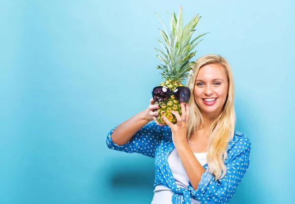 Bir ananas tutan mutlu genç kadın — Stok fotoğraf