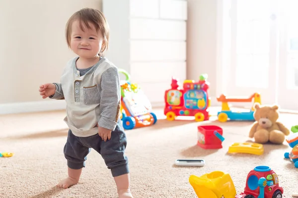 おもちゃで彼のプレイルームで幼児の少年 — ストック写真