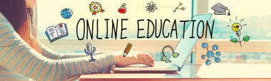 Bir dizüstü bilgisayarda çalışan kadın ile online eğitim
