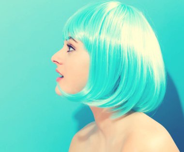 Güzel parlak mavi peruk kadında