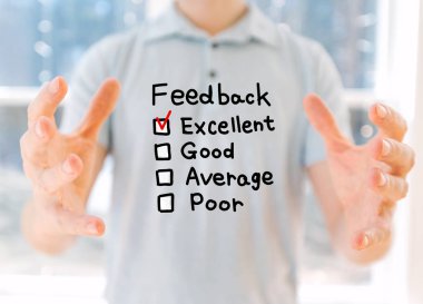 Ellerini tutan adam ile bilgi ver