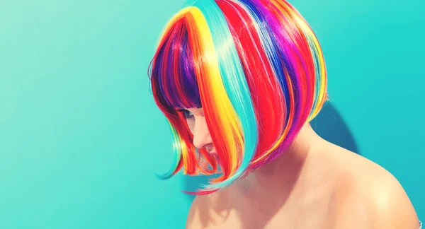Mulher bonita em uma peruca colorida — Fotografia de Stock