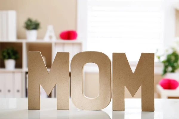 Mama Buchstabenblöcke in einem Zimmer — Stockfoto