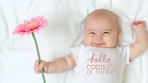 Bonjour message de printemps avec bébé fille — Photo