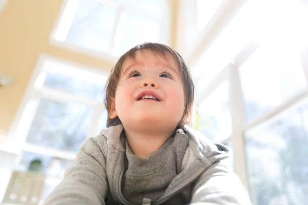 Felice bambino ragazzo sorridente in una grande stanza — Foto Stock