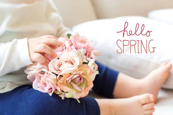 Hello Spring bericht met peuter jongen met bloemen — Stockfoto