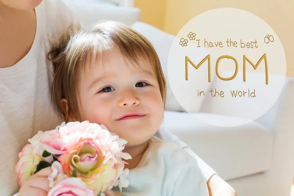 Message de la fête des mères avec un tout-petit garçon avec sa mère — Photo