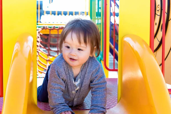 Toddler chłopiec gra na placu zabaw — Zdjęcie stockowe
