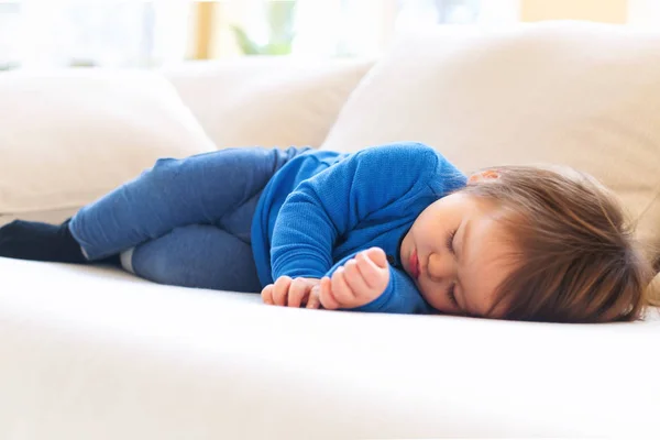 Sonnolenta bambino ragazzo pisolino — Foto Stock