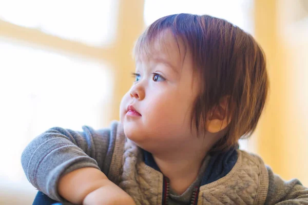 彼の家で幼児の少年 — ストック写真