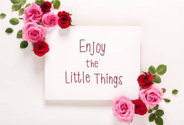 Gül ve yaprakları küçük Things mesaj tadını çıkarın 
