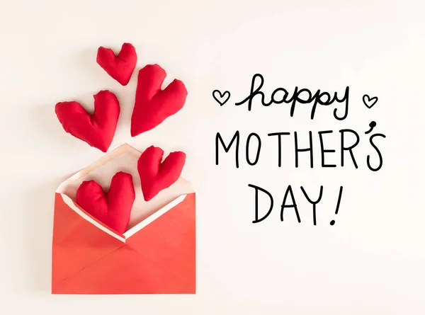 Μήνυμα ημέρας μητέρων με κόκκινα μαξιλάρια καρδιάς — Φωτογραφία Αρχείου