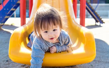 Parkta oynarken yürümeye başlayan çocuk