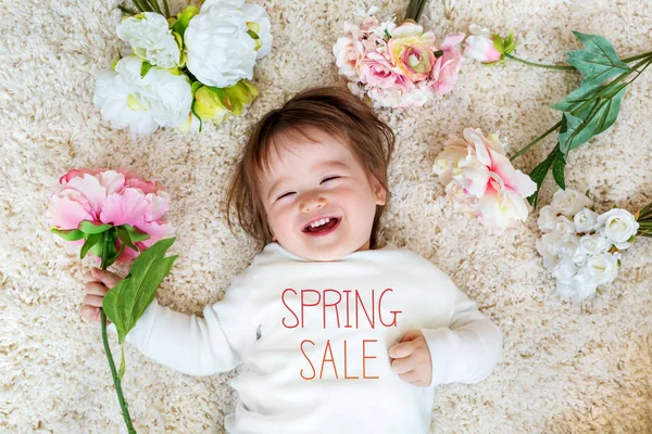 Mensaje de venta de primavera con niño feliz —  Fotos de Stock