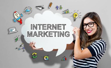 Internet pazarlama metin ile bir konuşma balonu tutan kadın