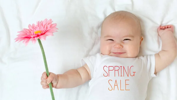 Message de vente de printemps avec bébé fille — Photo