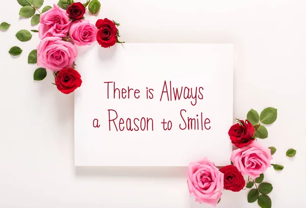 Es gibt immer einen Grund zum Lächeln Botschaft mit Rosen und Blättern — Stockfoto