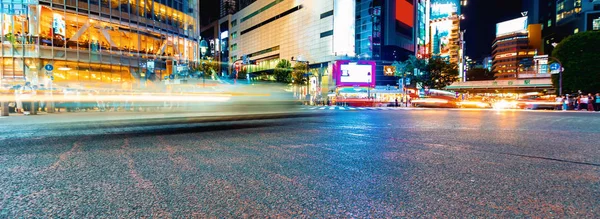 トラフィックが通過渋谷スクランブル横断歩道、東京、日本 — ストック写真