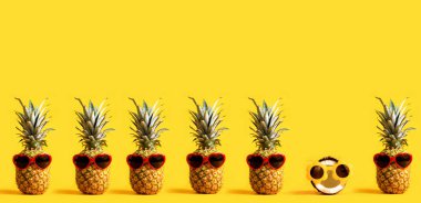 Dizi ananas ve güneş gözlüğü takıyor bir Hindistan cevizi