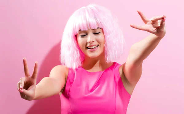 Mulher bonita em uma peruca rosa brilhante — Fotografia de Stock