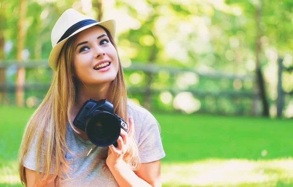 Fotógrafa feminina com uma câmara lá fora — Fotografia de Stock