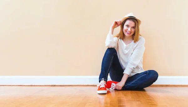 Glückliche junge Frau lächelt in einem großen offenen Raum — Stockfoto