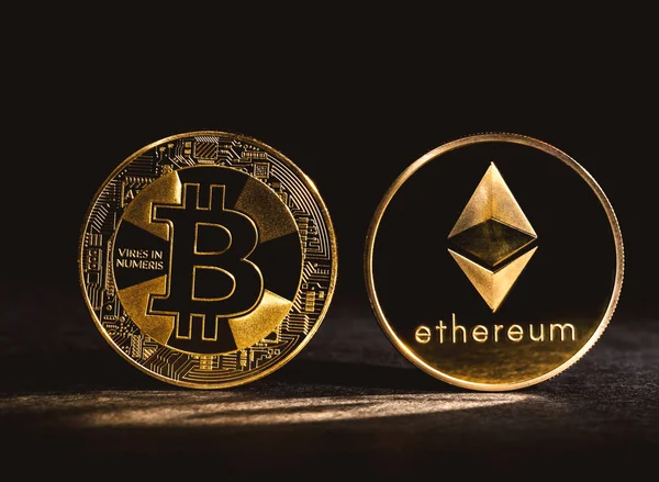 Bitcoin і Ethereum монети — стокове фото