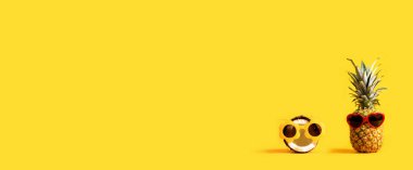 Ananas ve hindistancevizi güneş gözlüğü takıyor