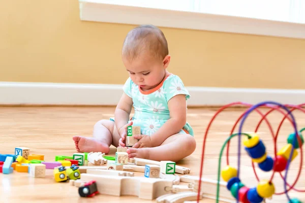 Gelukkig peuter meisje spelen met speelgoed — Stockfoto