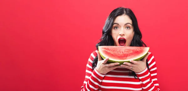 Gelukkige jonge vrouw met watermeloen — Stockfoto