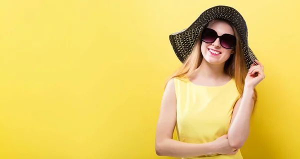 Mujer joven y feliz usando un sombrero — Foto de Stock