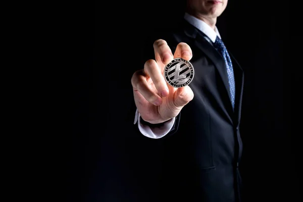 Litecoin κέρμα που πραγματοποιήθηκε από ένα άτομο σε ένα κοστούμι — Φωτογραφία Αρχείου