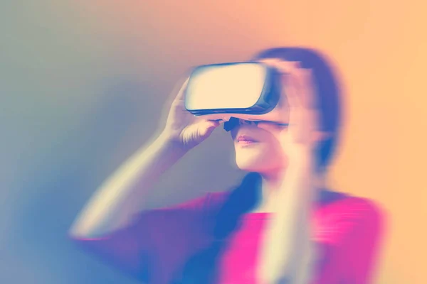 Asiatische Frau mit einer neuen Virtual-Reality-Ausrüstung — Stockfoto