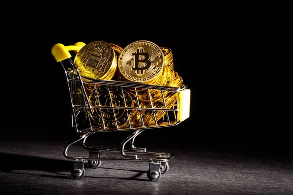 Bitcoin kryptowaluta monety z koszyka — Zdjęcie stockowe