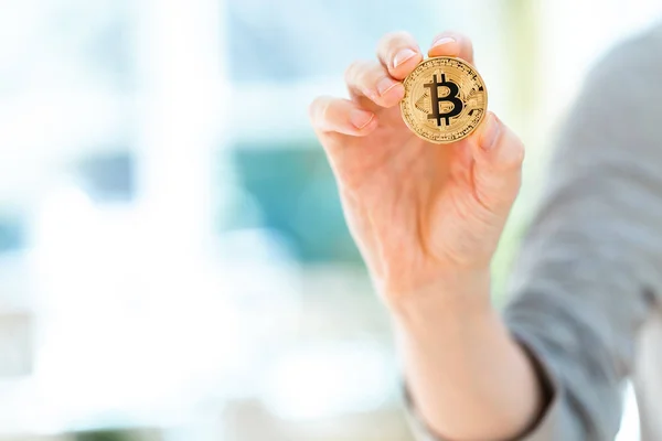 Bitcoin kryptowaluta monet utrzymywane przez człowieka — Zdjęcie stockowe