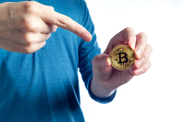 Uomo che tiene un Bitcoin su uno sfondo bianco — Foto Stock