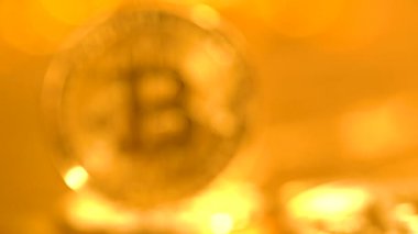 Bitcoin paralar parlak altın arka plan üzerinde