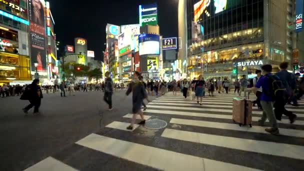 Ludzie krzyż słynne skrzyżowanie w Shibuya, Tokio, Japonia — Wideo stockowe