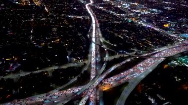 Los Angeles 'ta büyük bir otoyol kavşağının havadan görüntüsü.