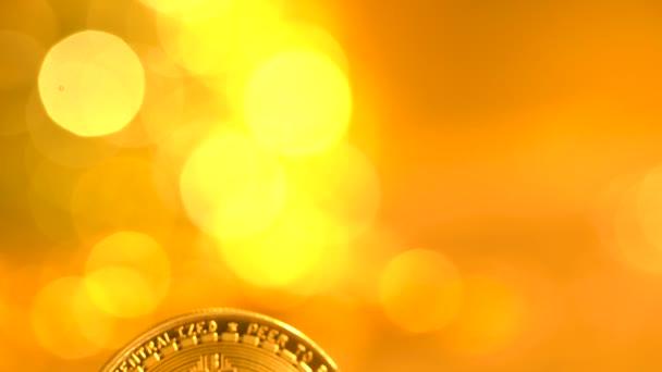 在闪亮的金色背景上的比特币硬币 — 图库视频影像