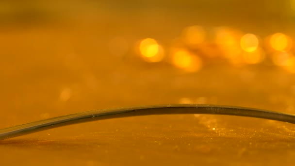 Bitcoin gaffel koncept på en glänsande gyllene bakgrund — Stockvideo