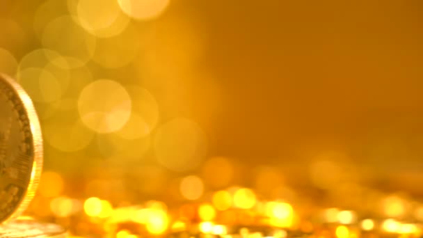Bitcoin на блестящем золотом фоне — стоковое видео