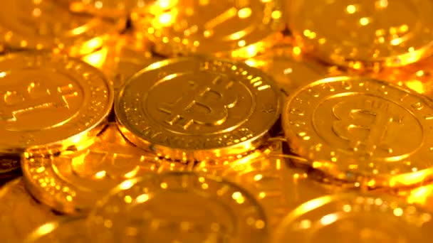 光沢のある金色の背景に bitcoin の山 — ストック動画
