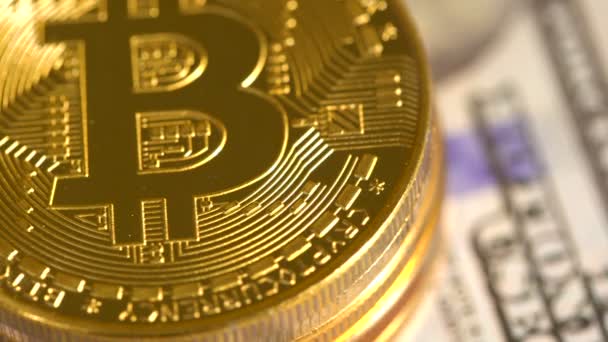 Bitcoin monedas girando sobre una pila de dinero en efectivo — Vídeos de Stock