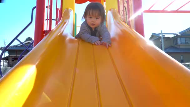 Toddler chłopiec gra na placu zabaw — Wideo stockowe